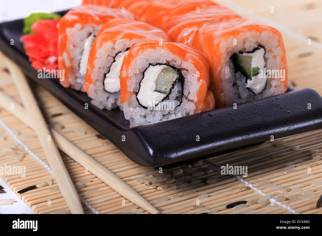 Lachs Sushi-Rollen auf einem hölzernen Hintergrund Stockfoto