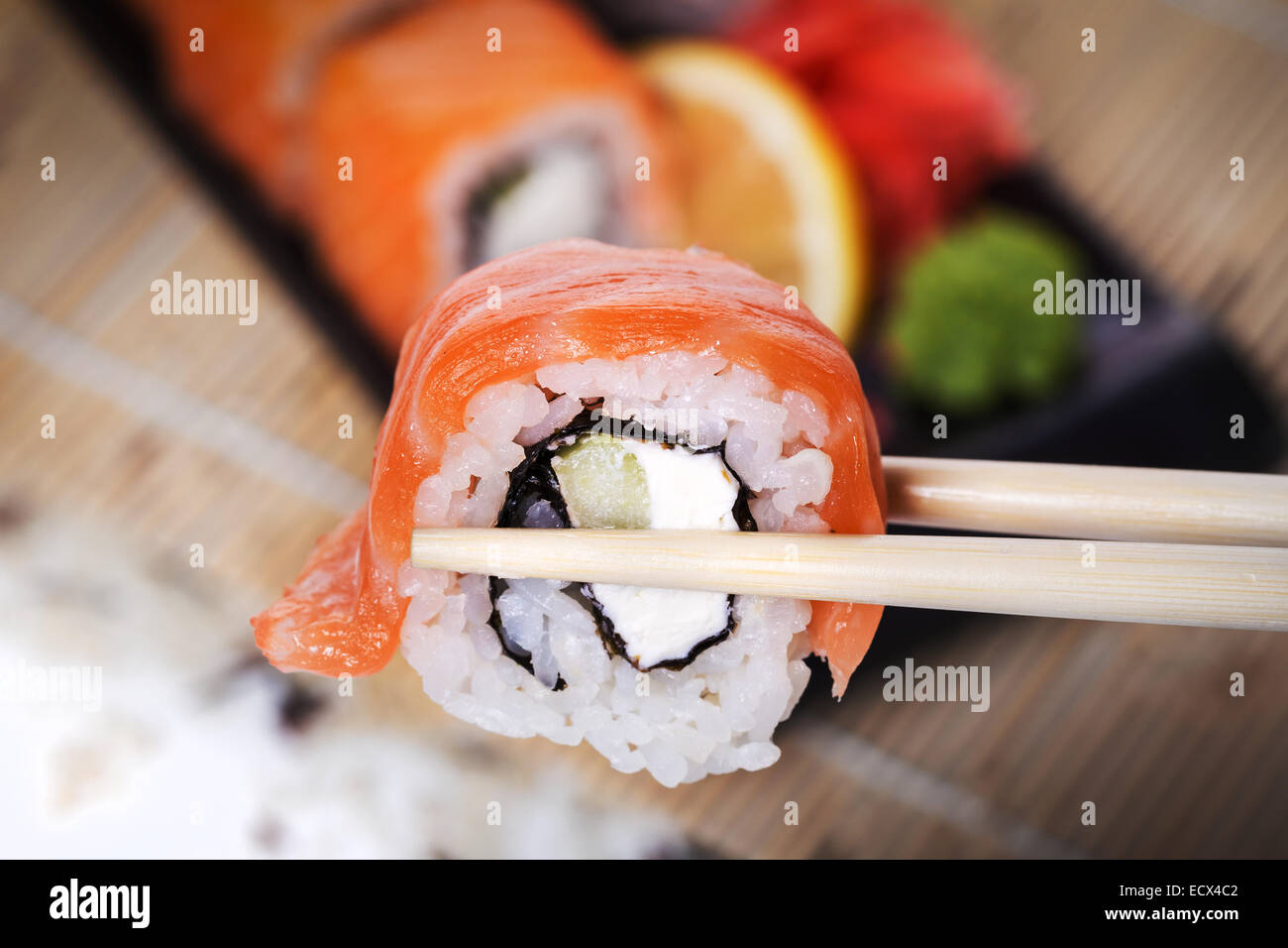 Lachs Sushi-Rollen auf einem hölzernen Hintergrund Stockfoto