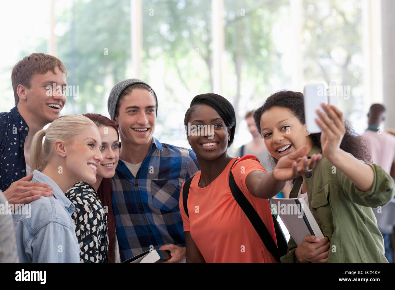 Studenten nehmen Selfie im Korridor in Pause Stockfoto