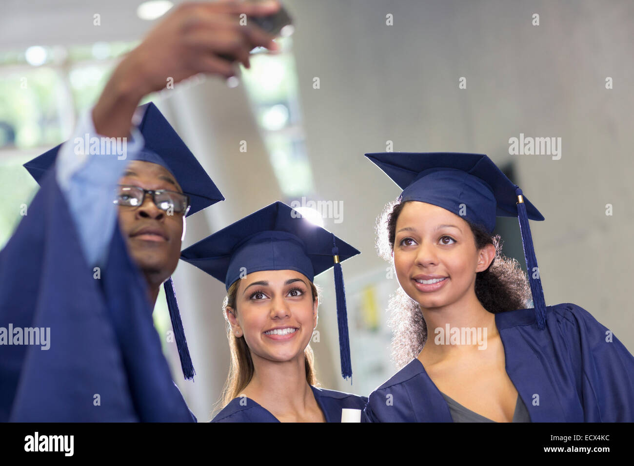 Drei Studenten nehmen Selfie nach Abschlussfeier Stockfoto
