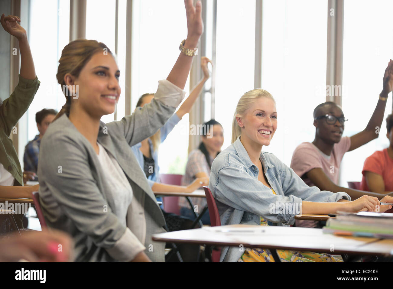 Studenten, die Hände erhebend, während seminar Stockfoto