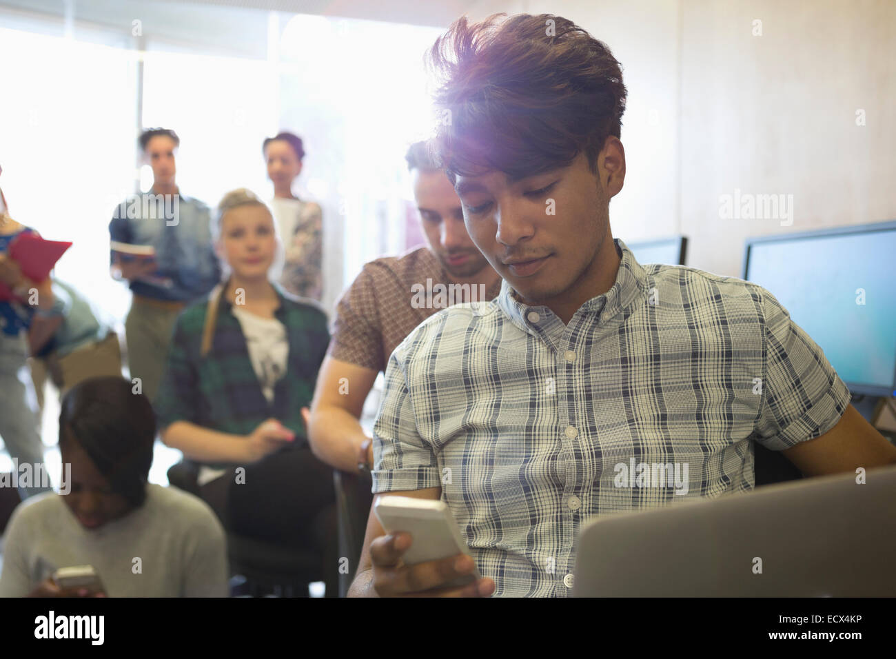 Universität Schüler SMS während der Pause im Klassenzimmer Stockfoto