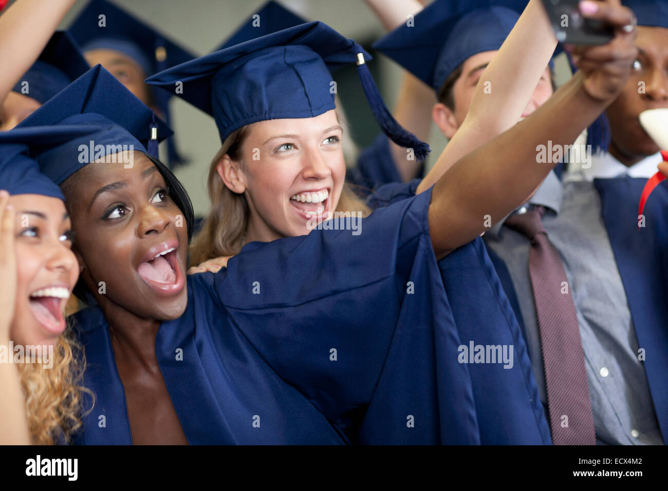 Studenten nehmen Selfie nach dem Studium Stockfoto