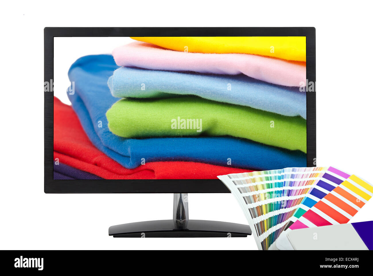 Farbkarte, Computer-Monitor und t-Shirts isoliert auf weißem Hintergrund Stockfoto