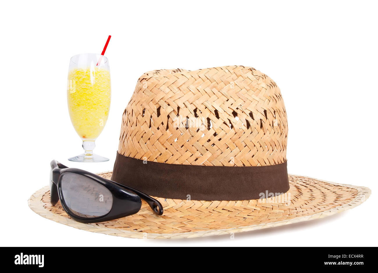 Hut, Sonnenbrille und Saft auf weißem Hintergrund Stockfoto