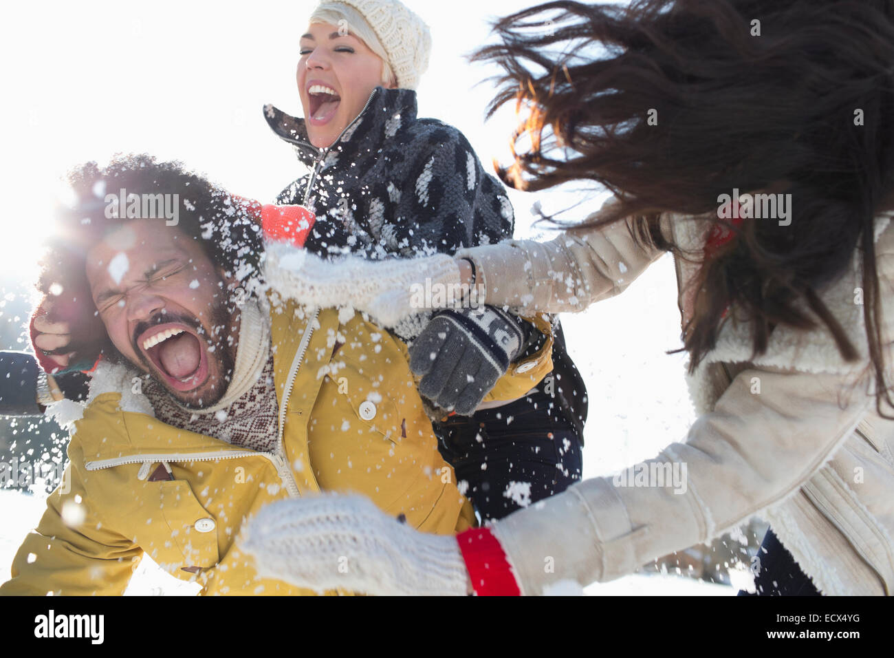 Freunde genießen Schneeballschlacht Stockfoto