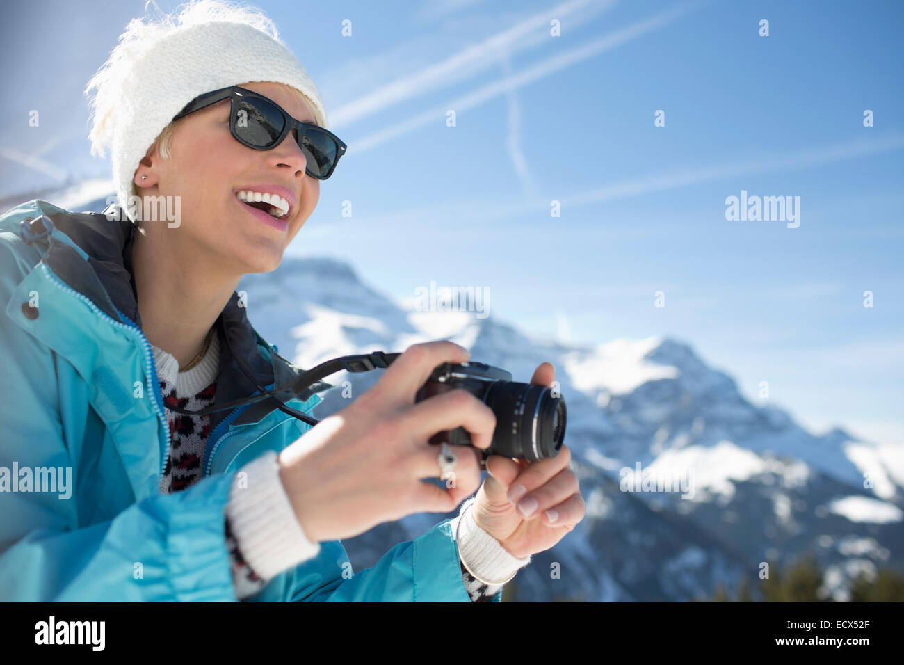 Lächelnde Frau mit Kamera am Berge Stockfoto