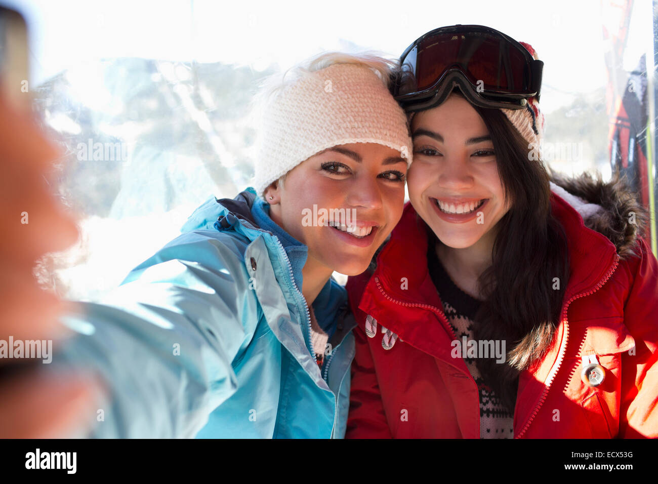 Freunde im Skilift nehmen selfie Stockfoto