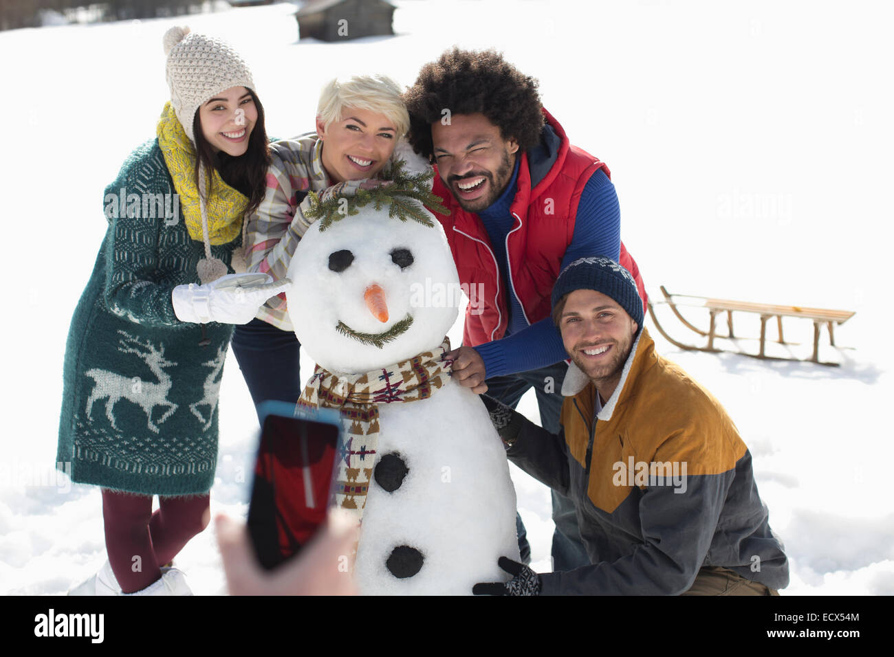 Freunde auf Schneemann Stockfoto