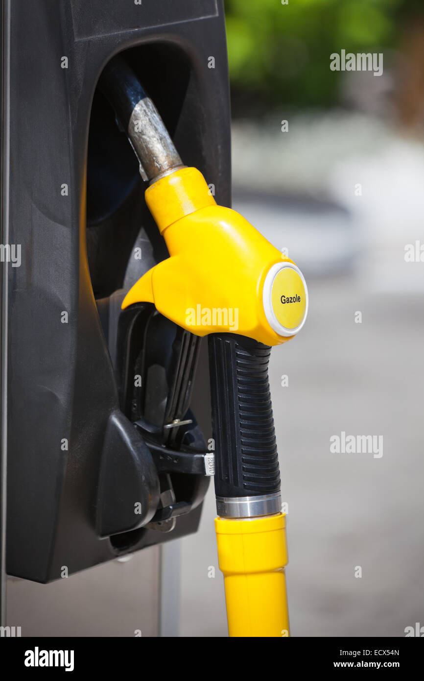 Benzin-Pumpe-Düse in einer Tankstelle. Vertikale erschossen Stockfoto
