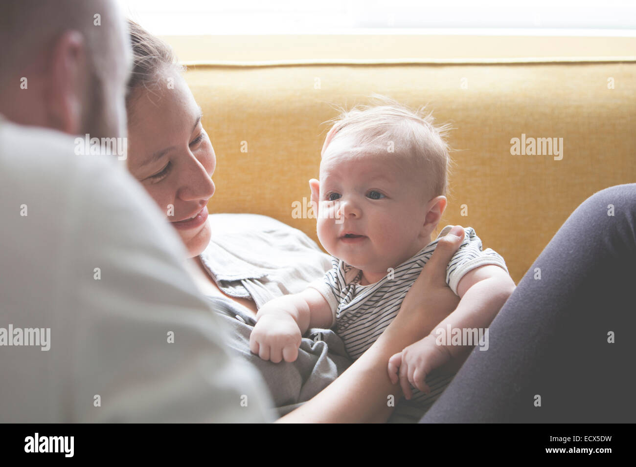 Eltern halten und mit Blick auf kleine Baby Lächeln Stockfoto