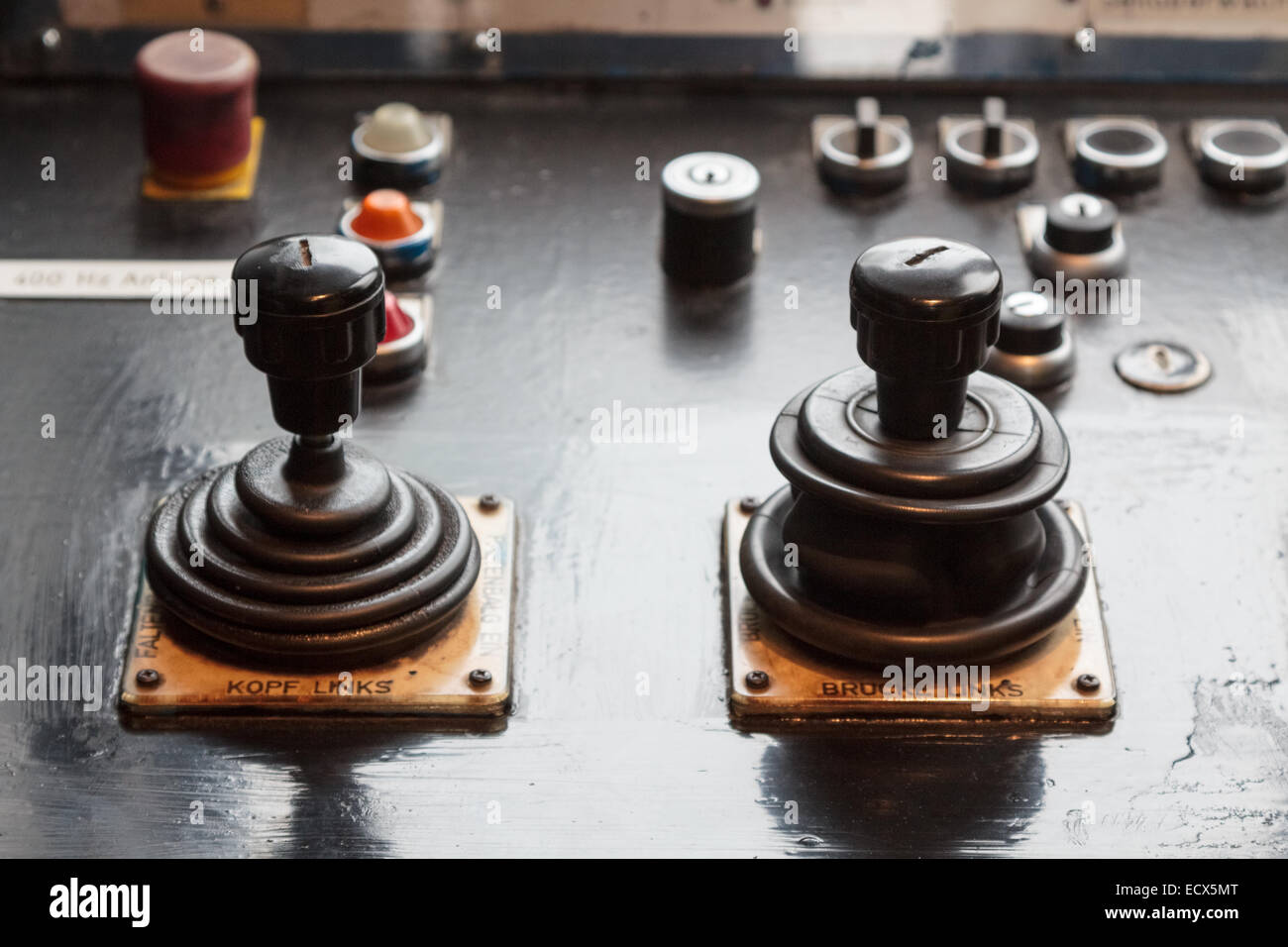 Zwei analoge Joysticks auf einem Board Ausdrücke für den Betrieb einer Maschine Stockfoto