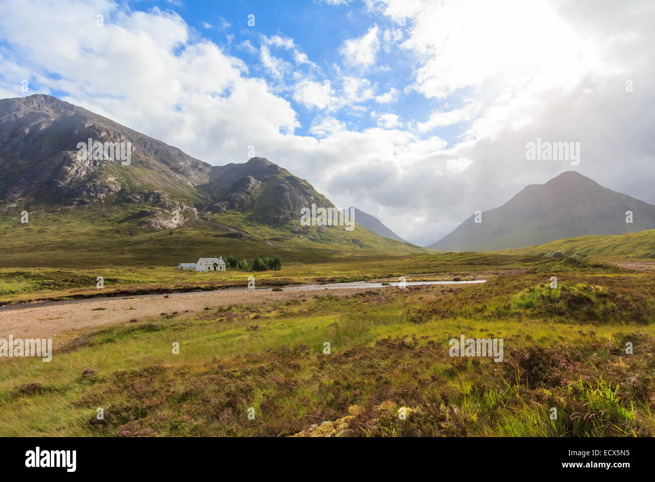 Ein einsames Haus in der wunderschönen Landschaft von Glen Coe, Schottland Stockfoto