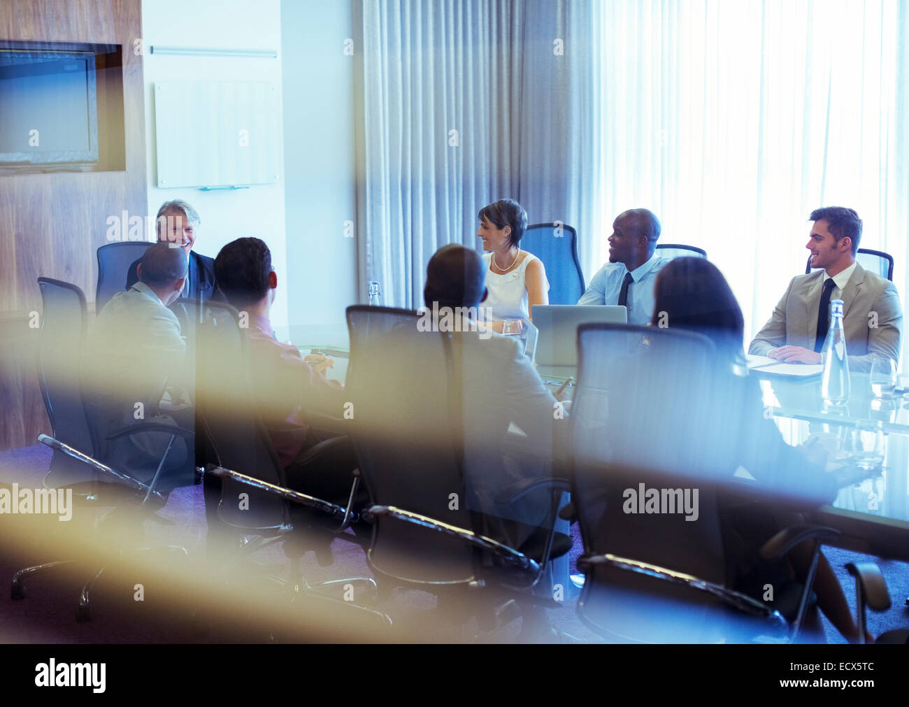 Gruppe von lächelnden Menschen behandelnden Geschäftstreffen im Konferenzraum Stockfoto