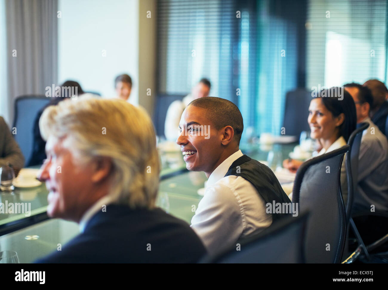 Lächelnd Geschäftsmann Teilnahme an Business-Meeting im Konferenzraum Stockfoto
