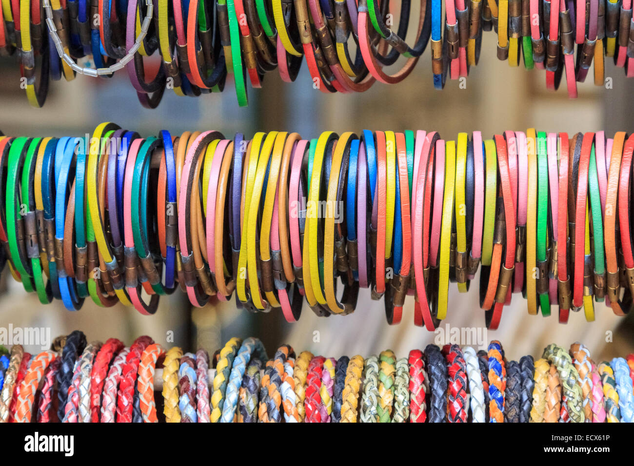 Bunte slim Leder Armbänder auf einem Markt Stockfoto