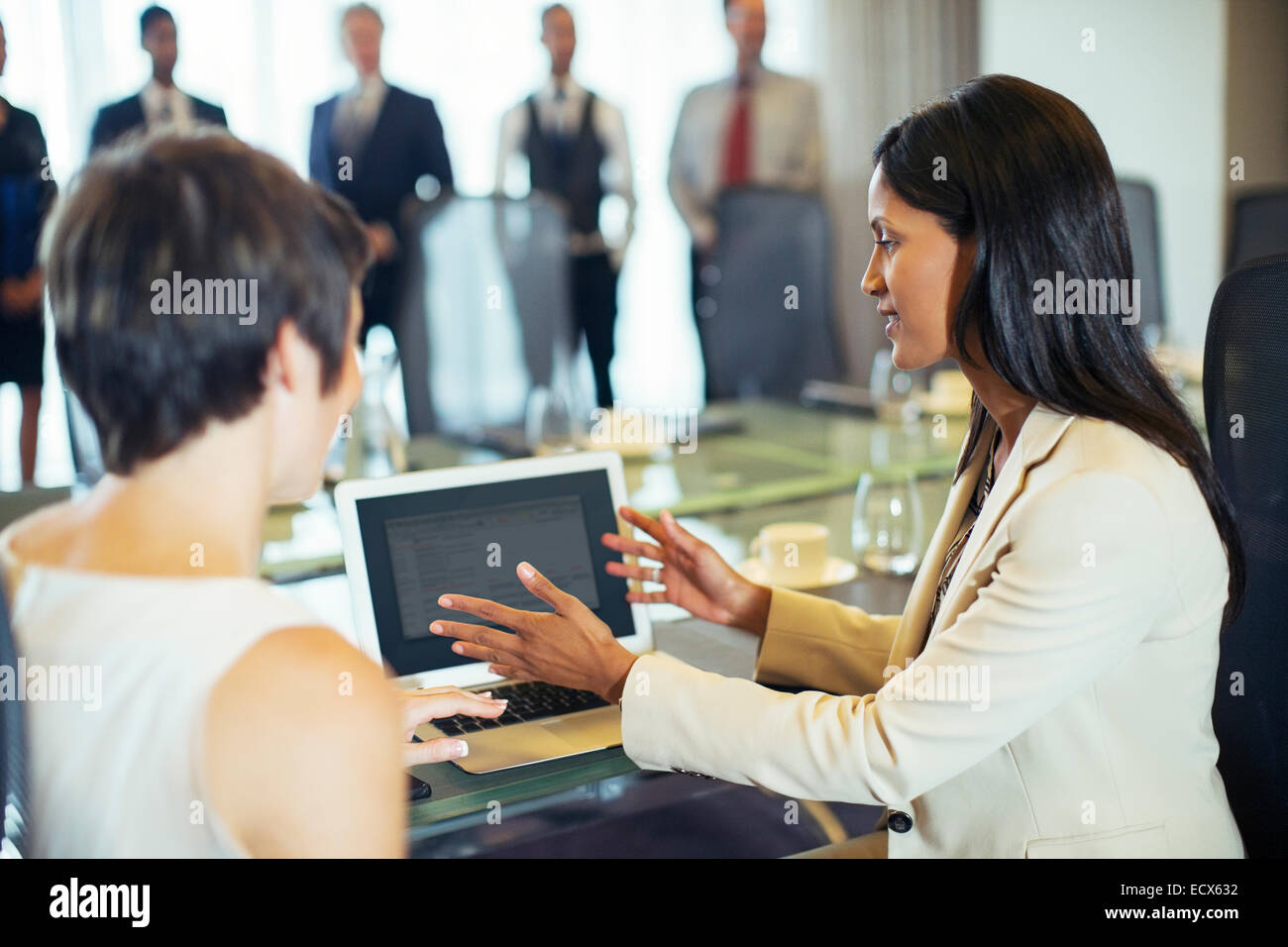 Unternehmerinnen mit Tablet-pc im Konferenzraum sitzen Stockfoto
