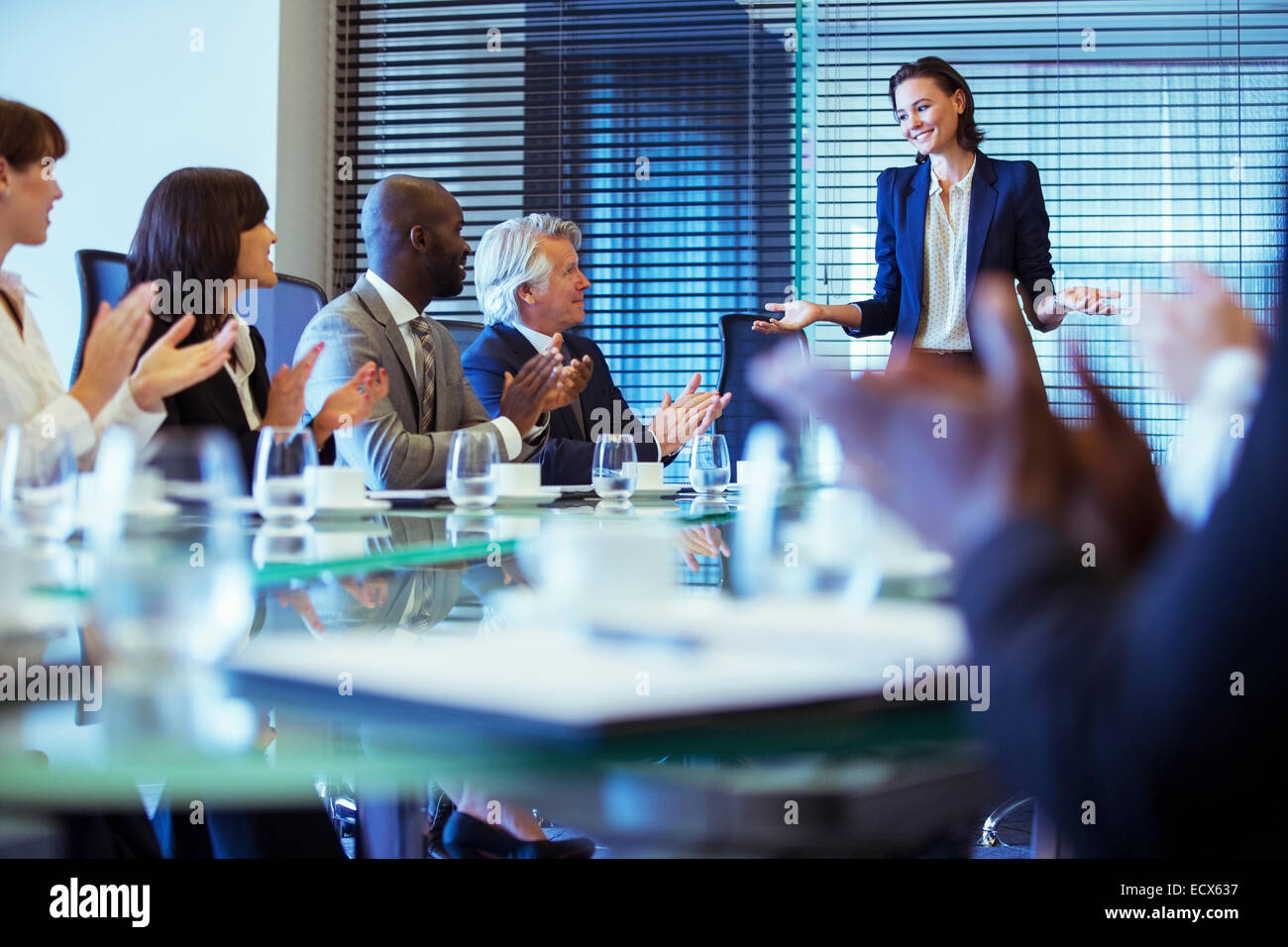 Geschäftsleute treffen im Konferenzraum, Frau stehend geben Rede Stockfoto