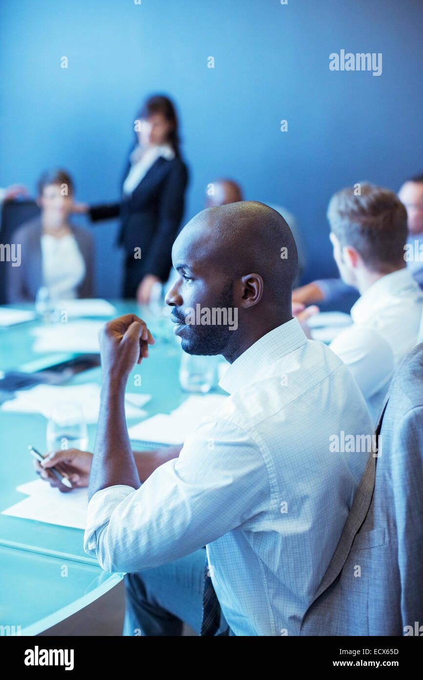 Geschäftsmann während Geschäftstreffen im Konferenzraum Stockfoto