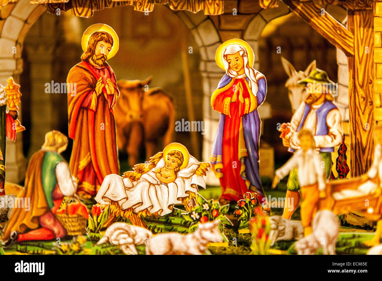 Traditionelle tschechische Weihnachtskrippe Jesus Krippe Szenen aus der Geburt Jesu farbiges Papiermodell Stockfoto