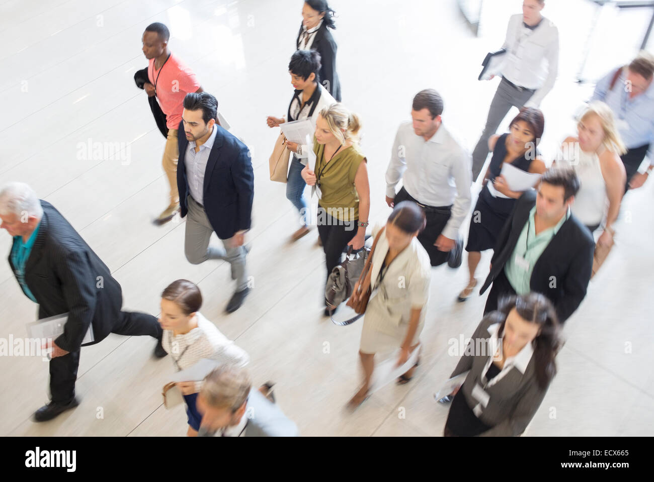 Erhöhte Ansicht von Geschäftsleuten zu Fuß im Büro Stockfoto