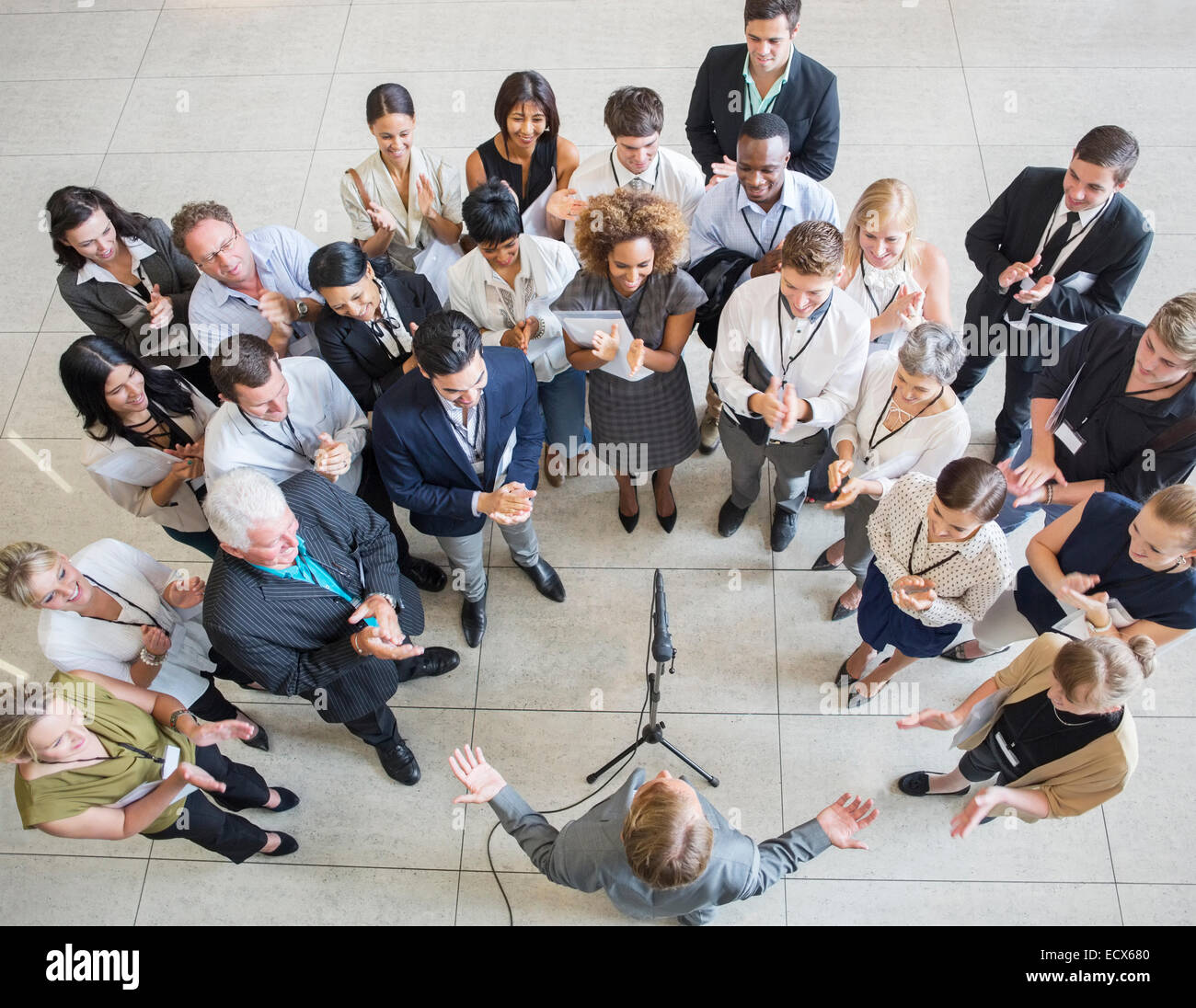 Applaudierenden Publikum vor Mann sprechen ins Mikrofon in der Lobby des Konferenzzentrum Stockfoto