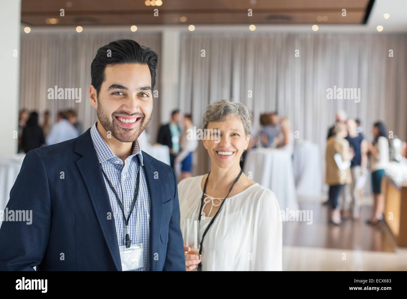 Porträt von Mann und Frau stehen in der Lobby der Konferenz Center lächelnd Stockfoto
