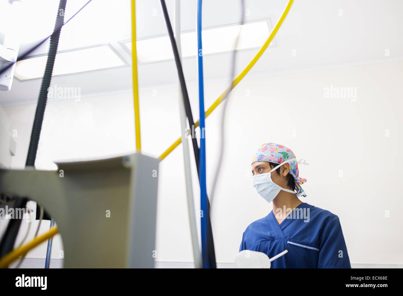 Junge weibliche Krankenschwester, die Steuerung von medizinischen Geräten während der Operation Stockfoto