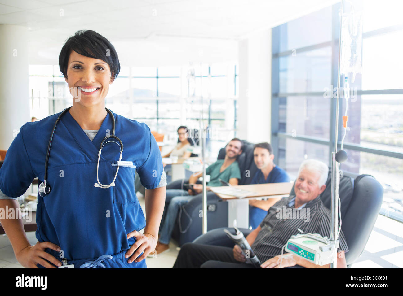Porträt des Arztes mit Patienten, die medizinische Behandlung im Hintergrund Stockfoto