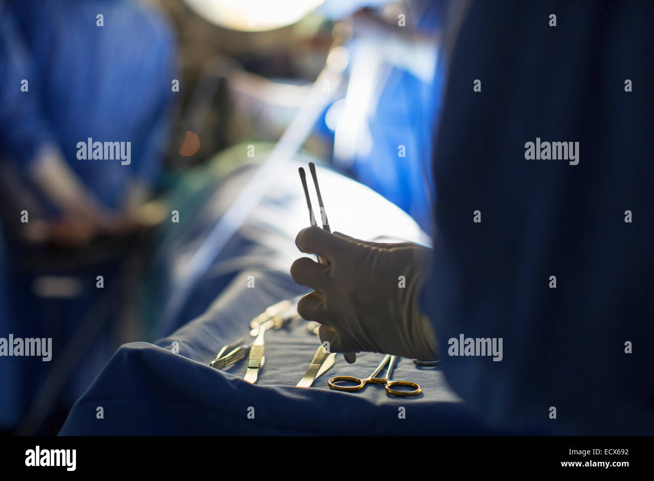 Krankenschwester, chirurgische Instrumente während der Operation zu halten Stockfoto