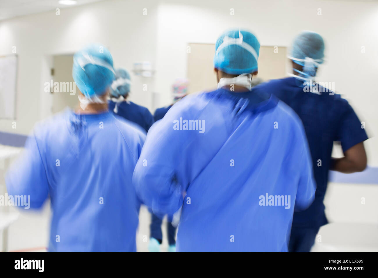 Bewegungsunschärfe des Chirurgen zu Fuß in Richtung Krankenhaus Stockfoto