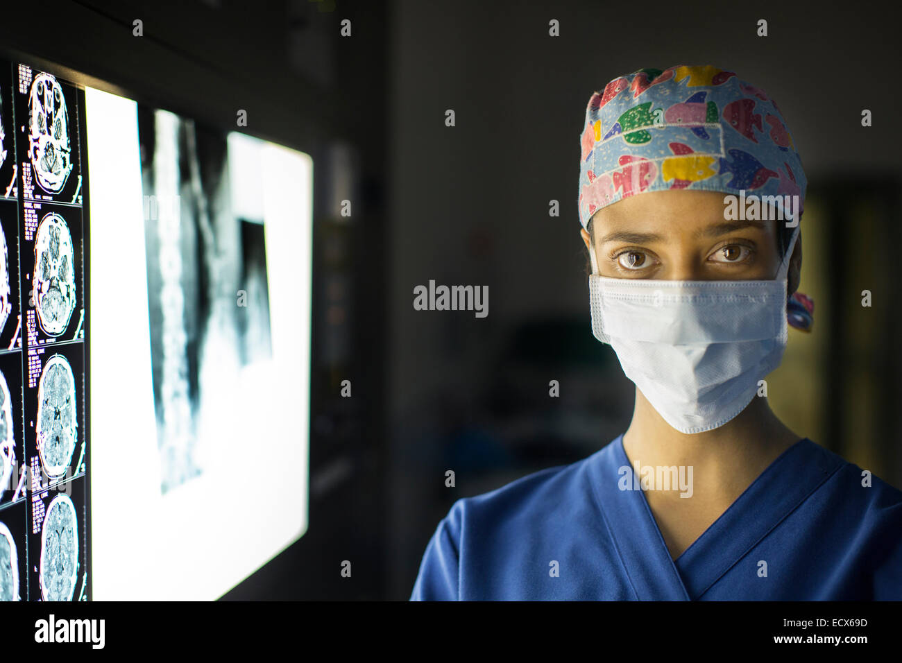 Porträt der jungen Ärztin am Bildschirm mit MRI-Bild Stockfoto