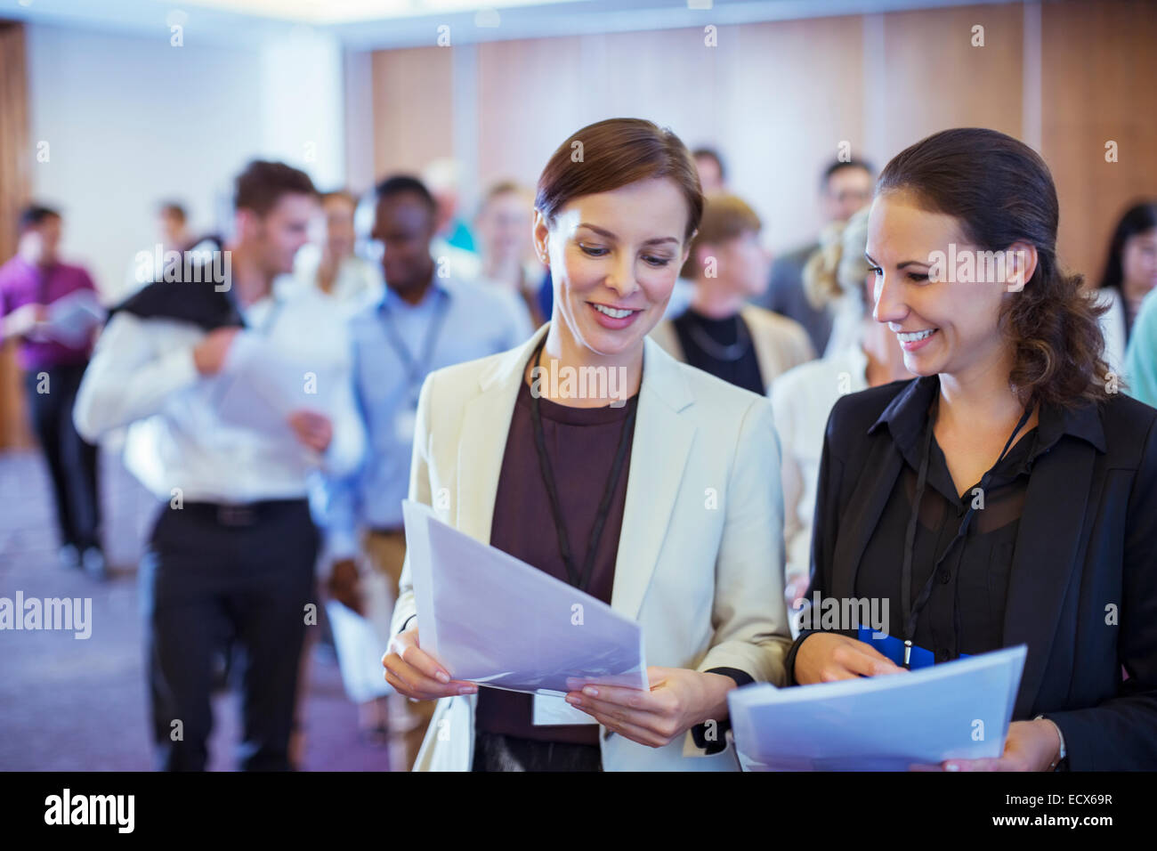 Zwei junge Geschäftsfrau auf der Suche durch Dateien im Konferenzraum Stockfoto