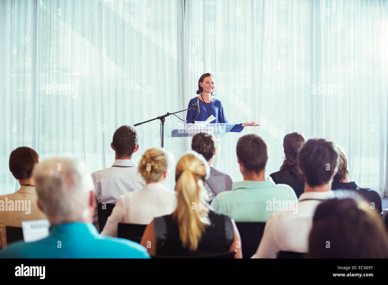 Junge Geschäftsfrau, die Präsentation im Konferenzraum Stockfoto