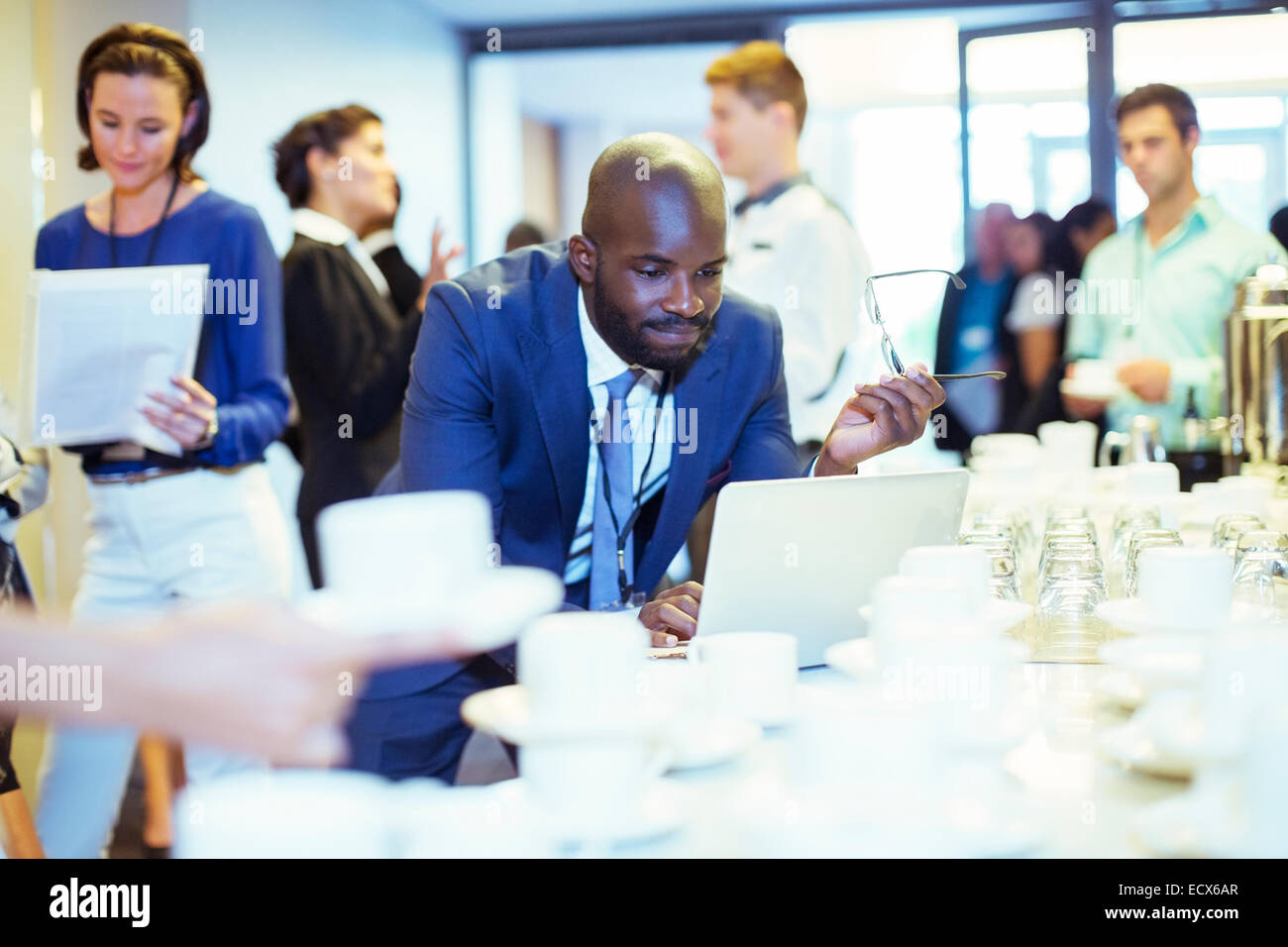 Porträt der Geschäftsmann mit Laptop während der Kaffeepause auf Konferenz Stockfoto