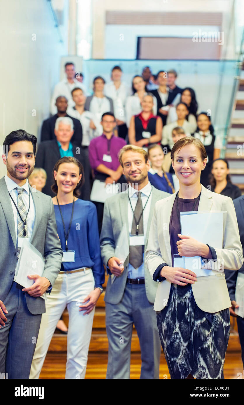 Porträt von Männern und Frauen stehen in der Lobby des Konferenzzentrum Stockfoto