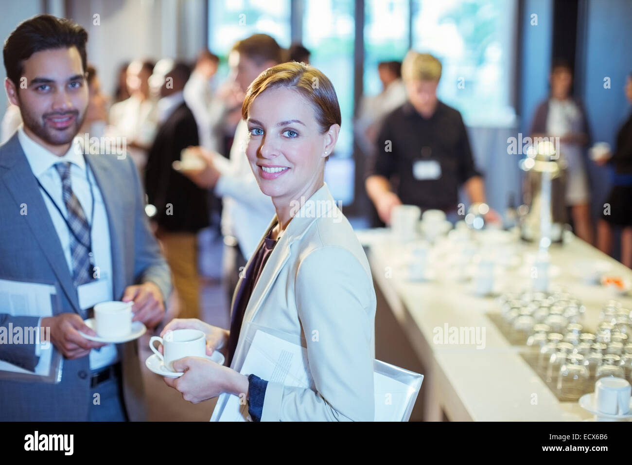 Porträt von Mann und Frau stehen in der Lobby des Konferenz-Zentrums während der Kaffeepause Stockfoto