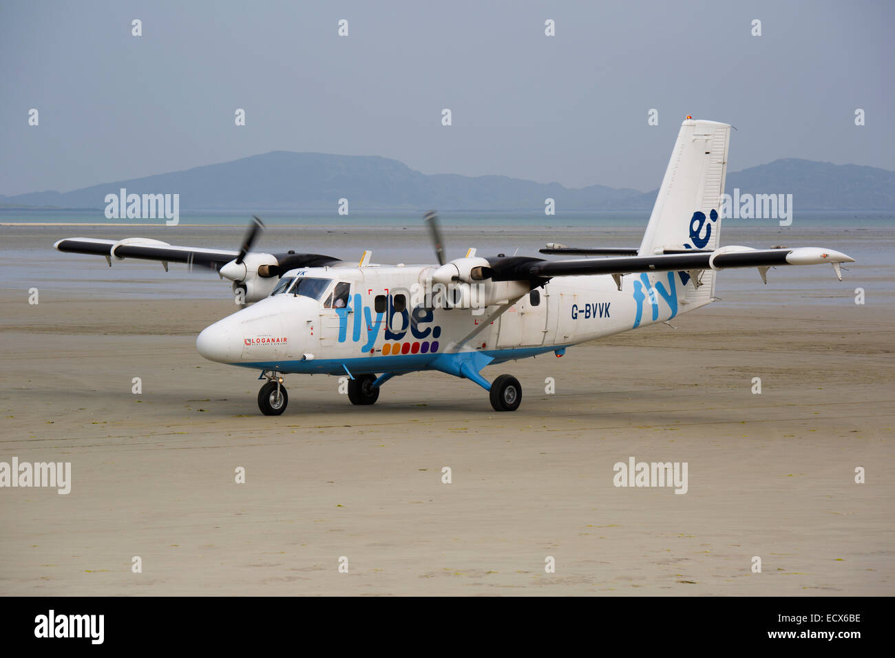 De Havilland (Kanada) des Rollens DHC-6 Twin Otter Serie 310 G-BYVK Strand entlang nach der Landung auf der Insel Barra Airport Stockfoto