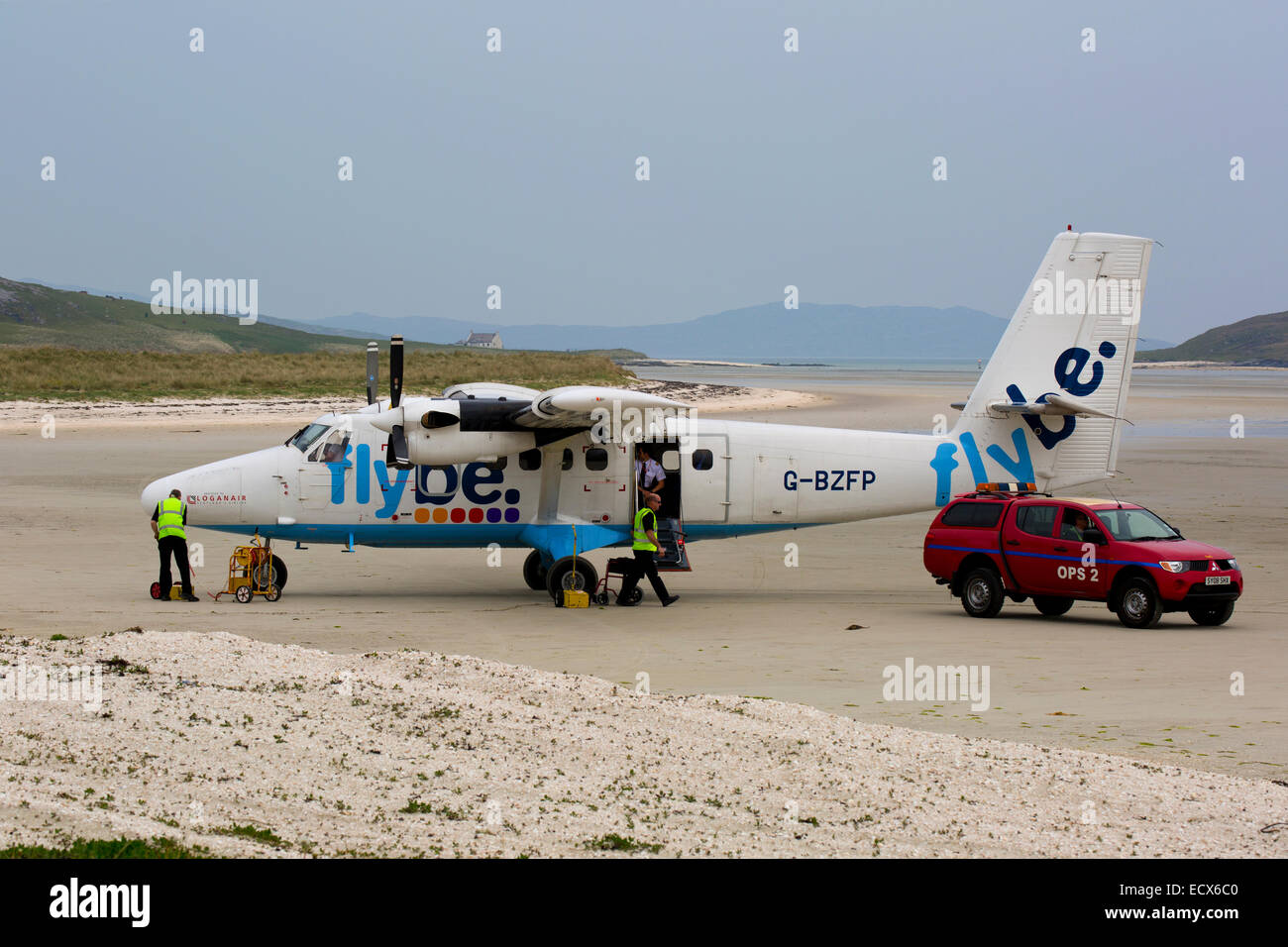 De Havilland (Kanada) DHC-6 Twin Otter Serie 310 G-BZPF geparkt am Strand auf der Insel Barra Airport Stockfoto