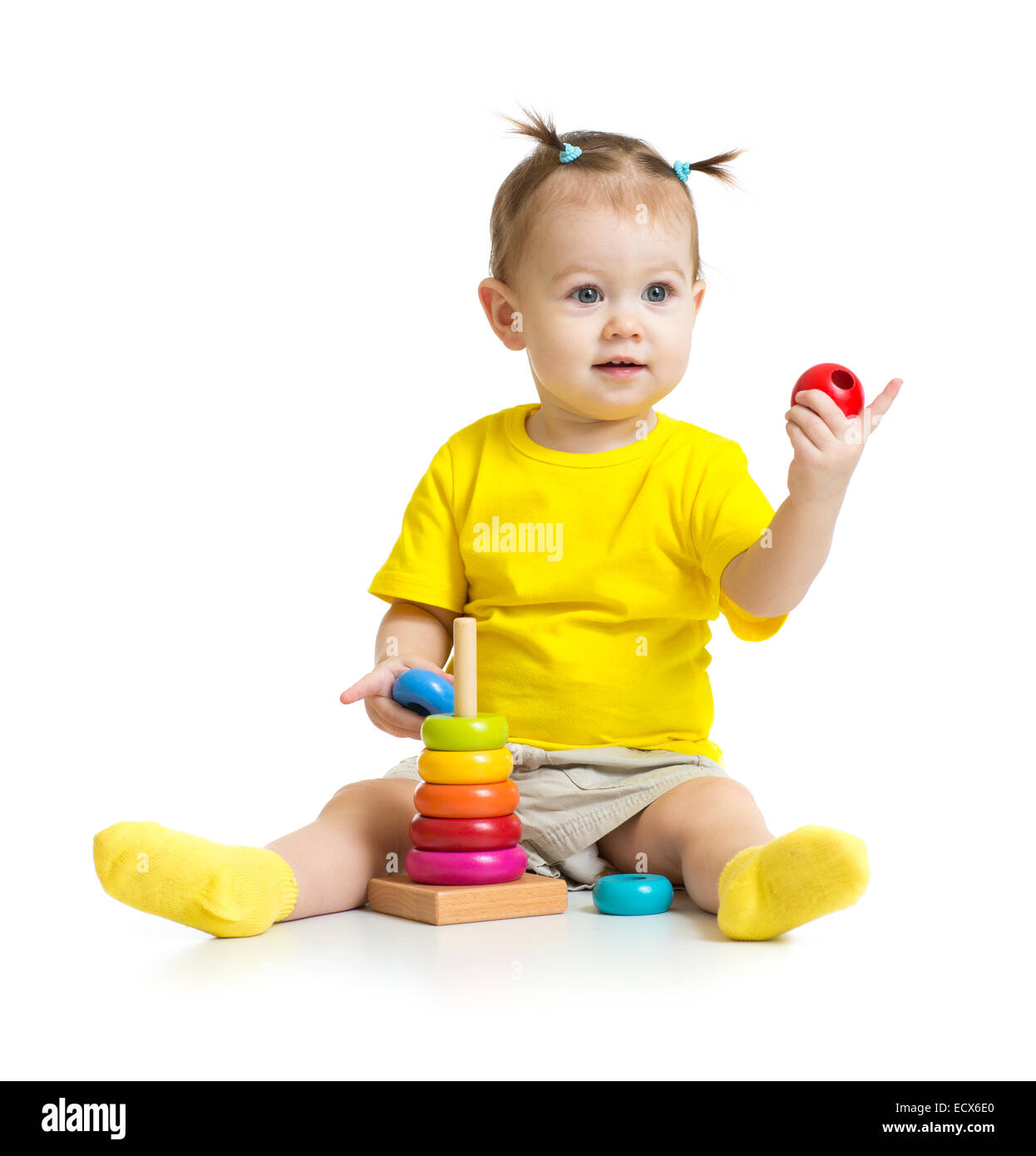 glückliches Baby Spiel mit bunten Holz Pyramide oder Turm isoliert Stockfoto