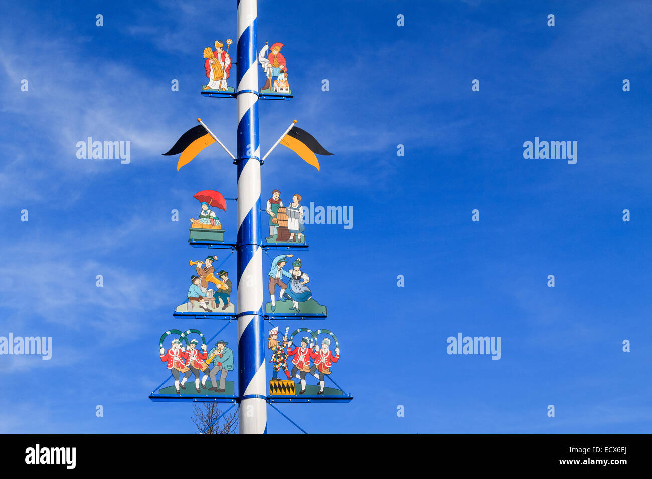 Detail des Bayerischen Maibaum auf dem Viktualienmarkt, einem berühmten Delikatessen Markt in München Stockfoto