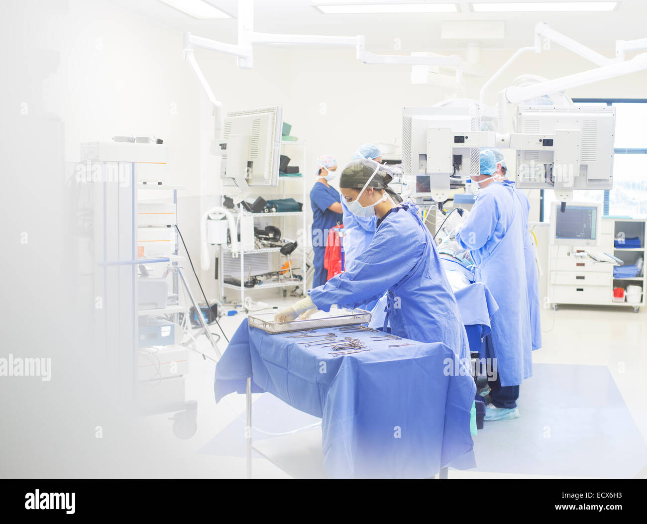 Team von Chirurgen, die Durchführung der Operation im Operationssaal Stockfoto