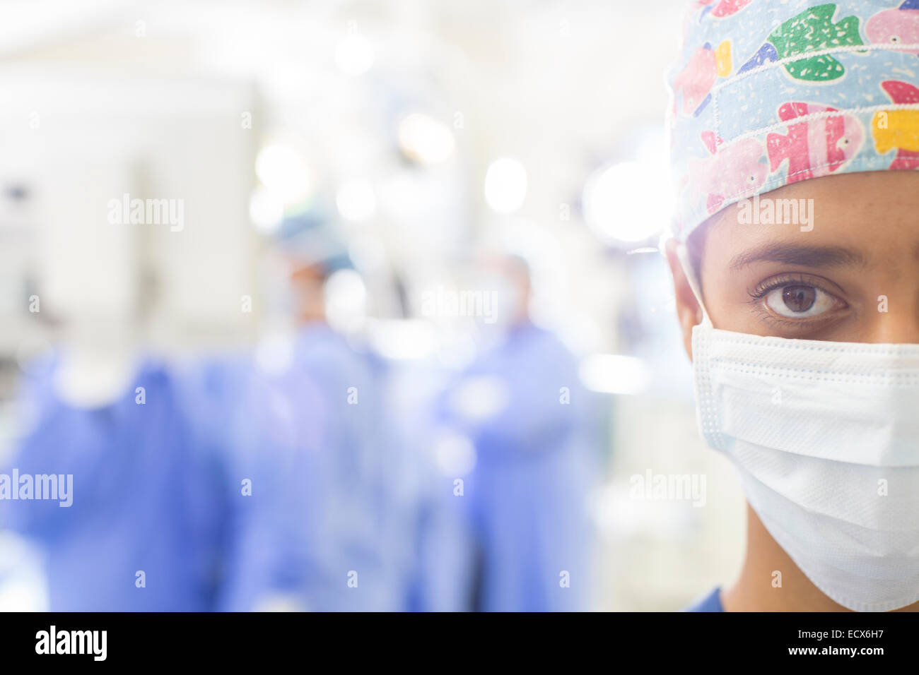 Porträt des maskierten Chirurgen mit unscharfen Krankenhaus im Hintergrund Stockfoto