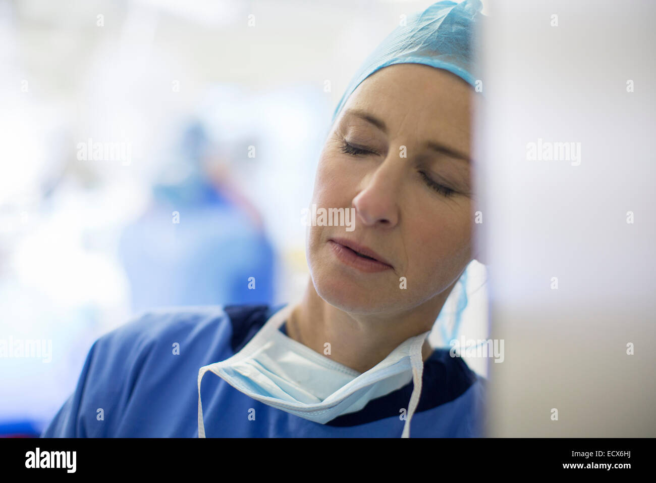 Weibliche Chirurg beim Einschlafen im Krankenhaus Stockfoto