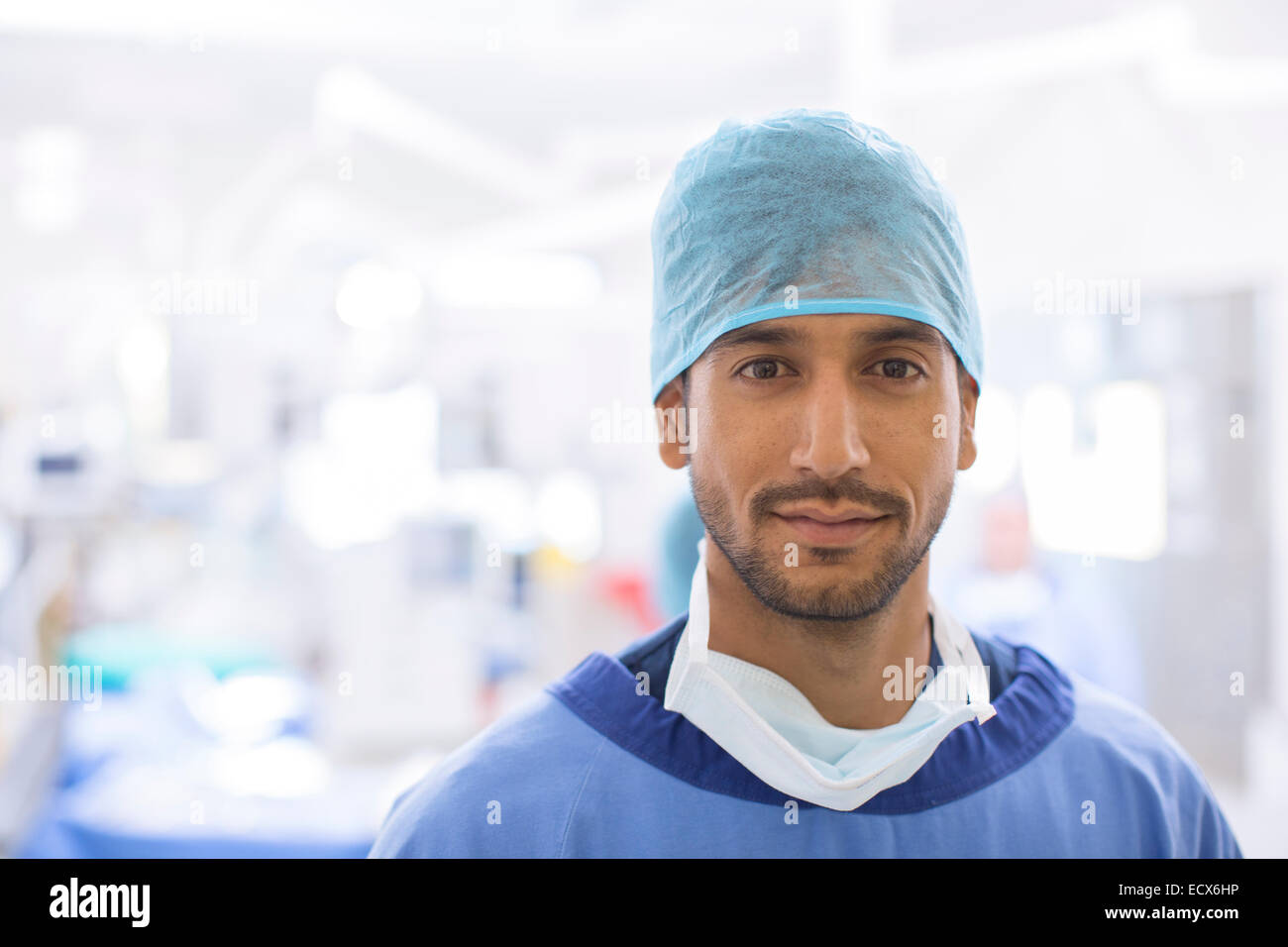 Porträt des männlichen Chirurgen Haarnetz tragen Stockfoto