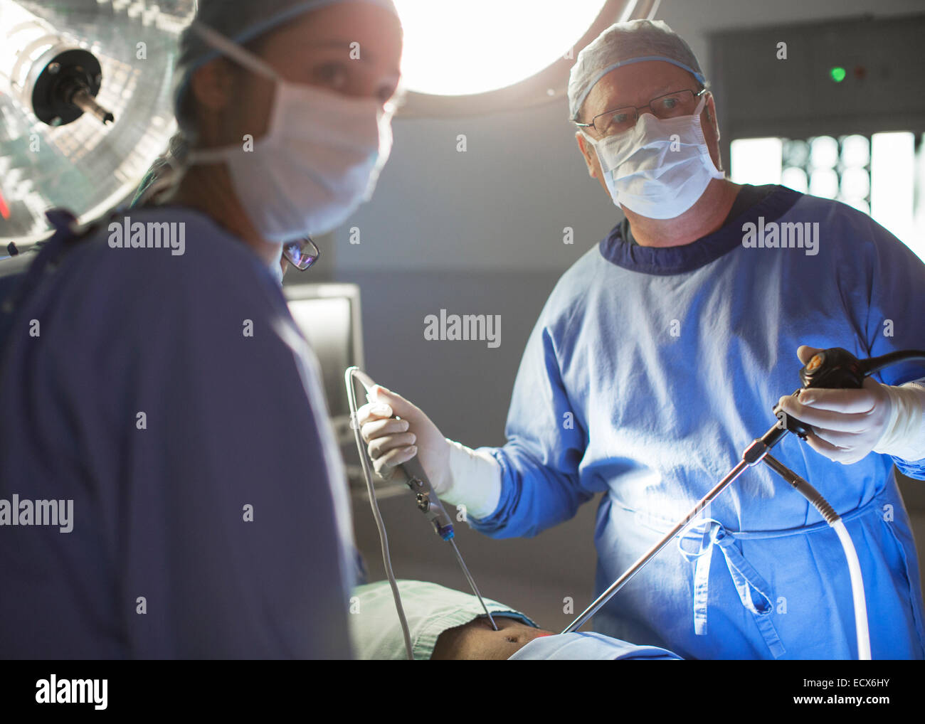 Männliche und weibliche Ärzte laparoskopische Chirurgie im Operationssaal Stockfoto