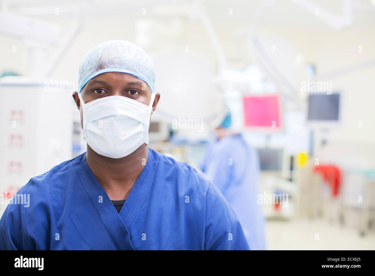 Porträt des Chirurgen tragen von Mundschutz und GAP im Operationssaal Stockfoto