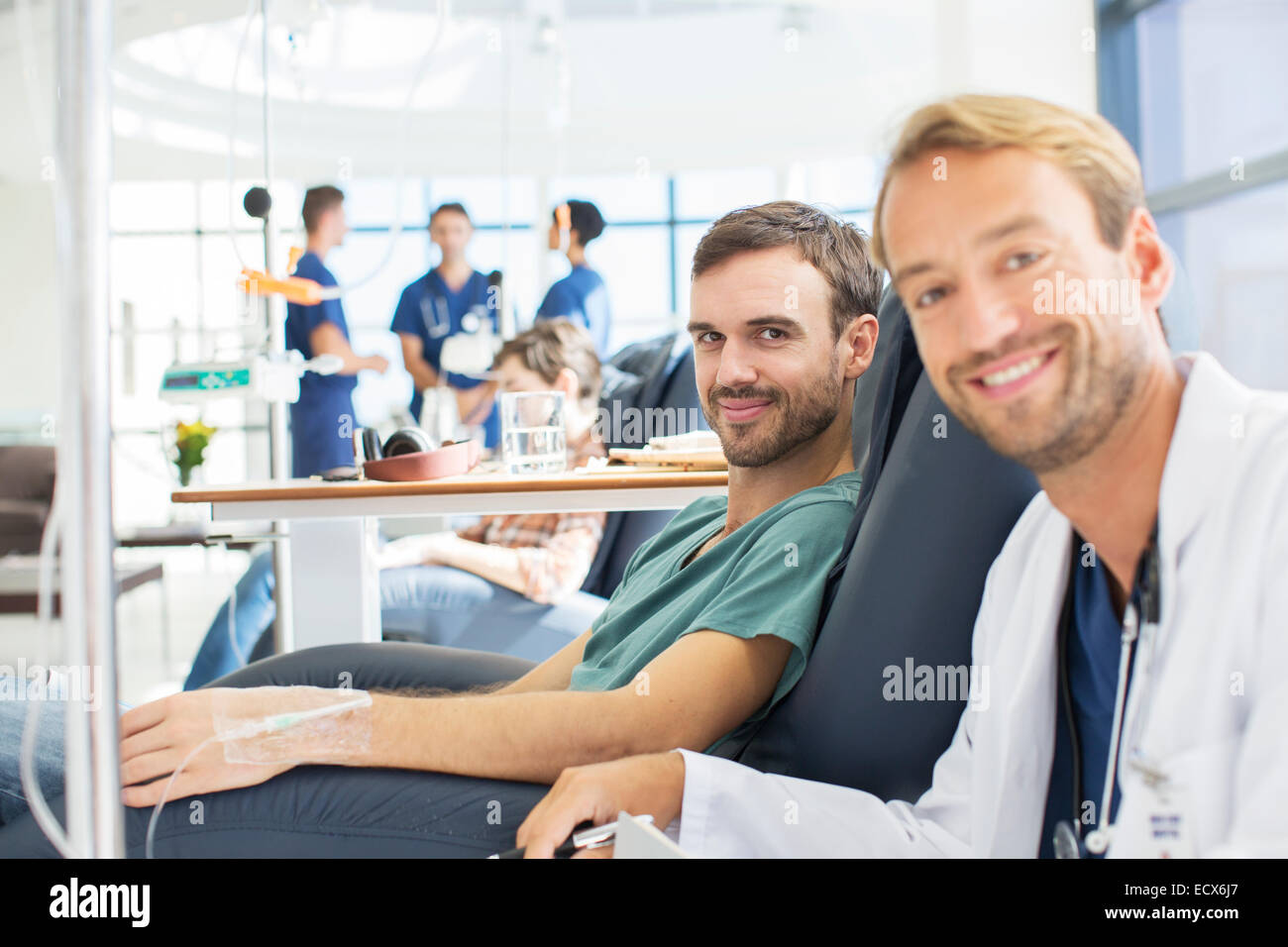 Porträt des Lächelns, Arzt und Patient in der medizinischen Behandlung in Ambulanz Stockfoto