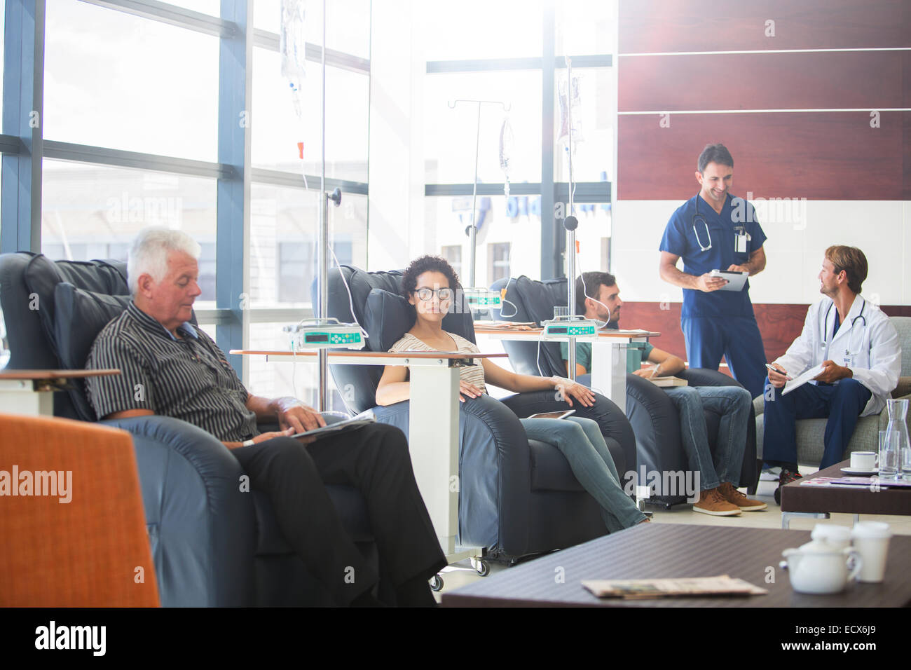 Patienten, die medizinischen Behandlung mit Ärzten diskutieren in der Ambulanz Stockfoto