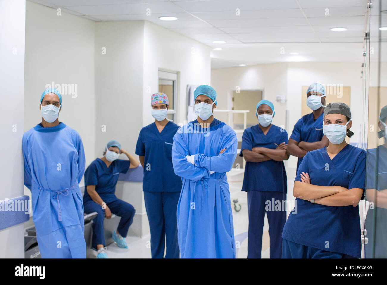 Team von Ärzten und Krankenschwestern im Krankenhausflur Stockfoto